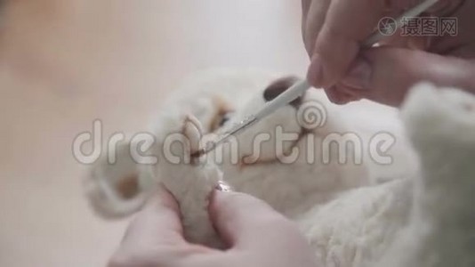 玩具熊的手工玩具——细毛刷的绘制细节视频