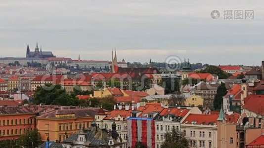 在布拉格，捷克共和国的旧城镇建筑与红色屋顶的空中延时视图。 圣维特大教堂视频