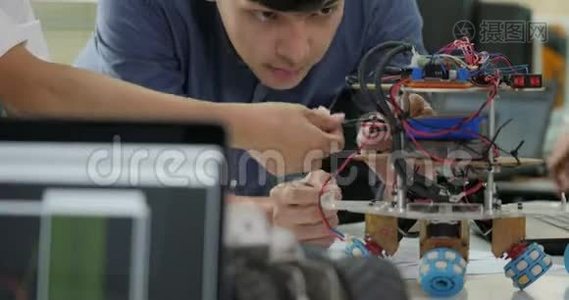 电子工程师团队一起工作，合作建造机器人。视频