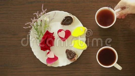 杯子里的红茶和咖啡。 有饮料和甜点的桌子。 情人节`视频