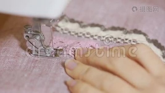 缝纫机上缝纫，特写.. 女人`女裁缝视频