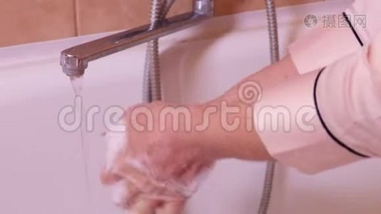 女人在浴室洗手视频
