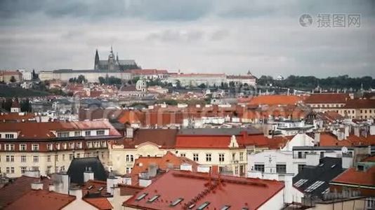在布拉格，捷克共和国，旧城镇建筑的红色屋顶的空中延时视图。 圣维特大教堂视频