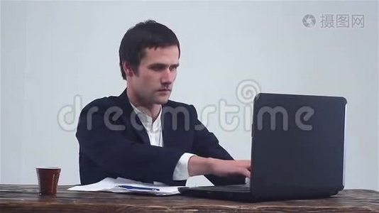 文件商人和笔记本电脑。视频