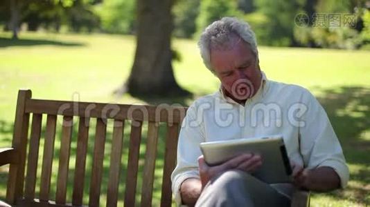 退休男子使用电子书视频