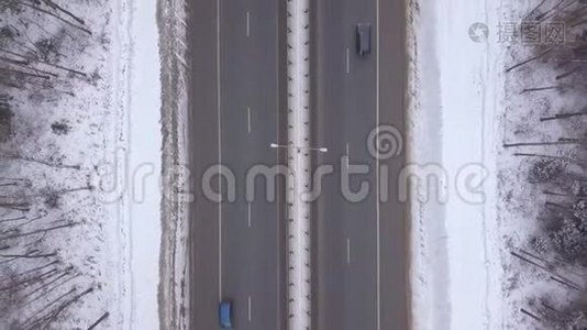车辆通行冬季公路鸟瞰图.. 在冬季道路上行驶的汽车和卡车视频