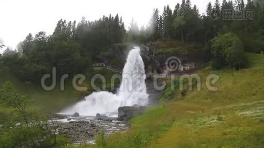 在多雨的天气下在挪威山区瀑布视频
