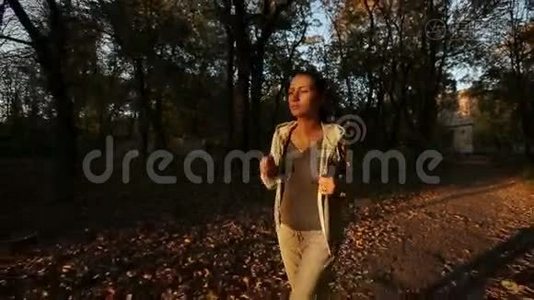 女运动员在秋天公园跑步视频