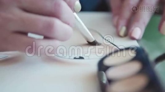 化妆师在水彩纸上画出脸部的示意图视频