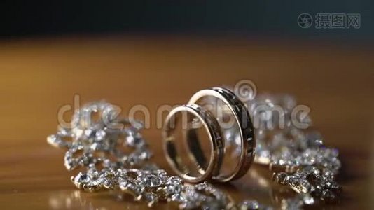 结婚戒指和耳环视频