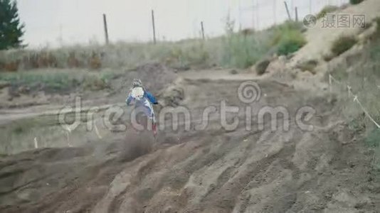 慢动作：莫托克斯赛车手跳跃。 自行车道后景视频