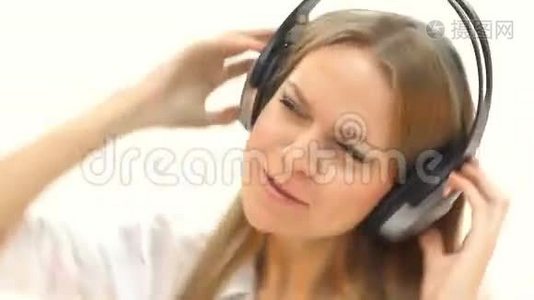 带着耳机听音乐的女人视频