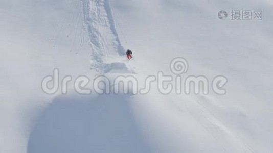 在积雪覆盖的山脉中缓慢运动的人的空中视野视频