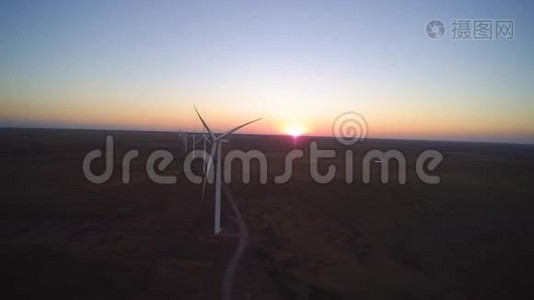 大白风力涡轮机在草原田野，美丽的傍晚日落，4k鸟瞰视频