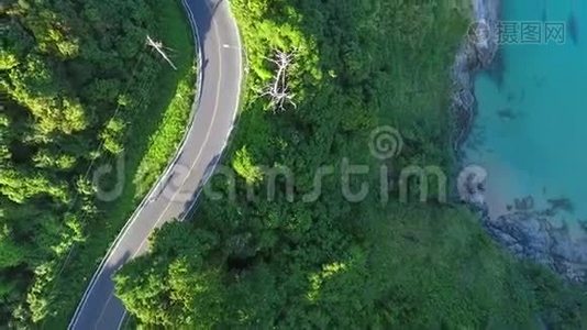 两名运动员在海边的柏油路上下山。 早上的有氧运动。 高清空中镜头。视频