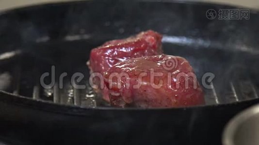 食物烹调厨房食物烹调肉类煎炸视频