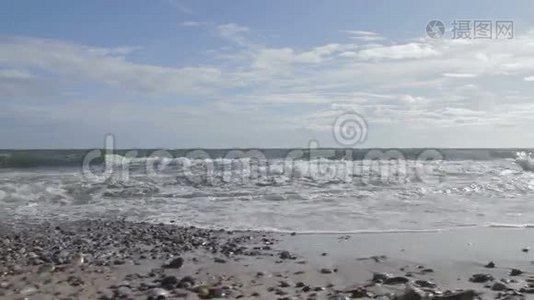 海浪滚滚向海滩视频