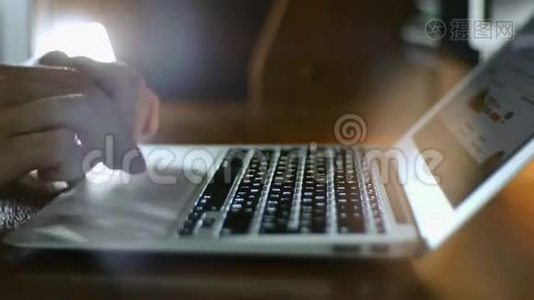 男人的手在电脑上打字视频