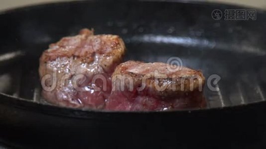 美食餐厅菜单一餐煮肉煎锅视频