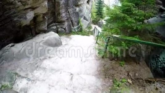 沿着石头楼梯走在岩石之间。视频