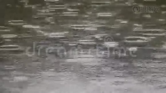 雨滴在水面上转圈视频