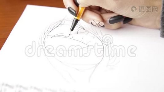 女人在笔记本上画素描，用铅笔在素描本上画眼睛视频