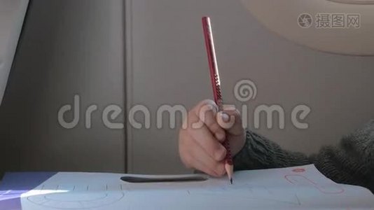 近距离观察小男孩学习用铅笔写作视频