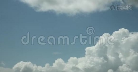 天空中雨云爆炸的抽象背景视频