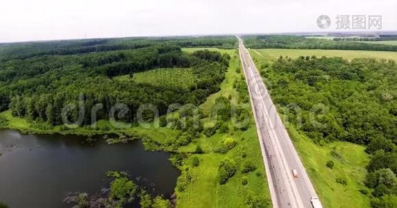 基辅-敖德萨公路的鸟瞰图。 飞过汽车，卡车，靠近绿色的田野，宁静的河流和美丽的视频