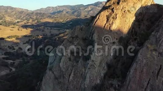 壮观的空中视频马里布溪州立公园，加利福尼亚州，日落，无人机4K镜头。视频