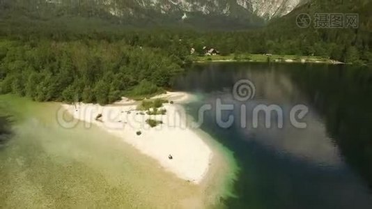 飞机：无人驾驶飞机从斯洛文尼亚博欣吉美丽的山湖上空升起视频