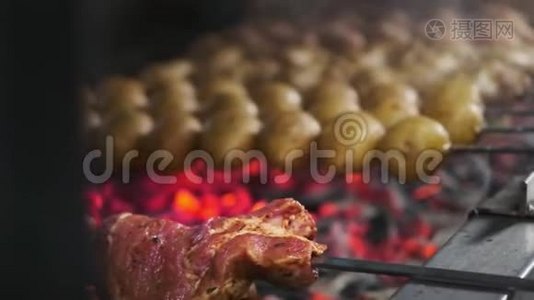 厨师在烤架上烤出多汁的烤肉串。 烧烤在烤架上。 牛肉和猪肉串视频
