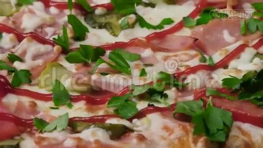 美味的新鲜意大利香肠披萨。 框架。 把意大利披萨和奶酪合拢。 自制肉披萨配胡椒香肠视频