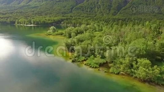 在美丽的博欣吉湖上空飞行视频