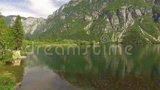 飞机：飞越斯洛文尼亚博欣吉美丽的山湖视频