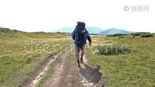 在山上散步的游客视频