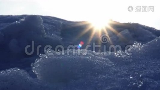 雪景冷山的特写镜头，在slnechnyi的背景下有明亮温暖的光线视频