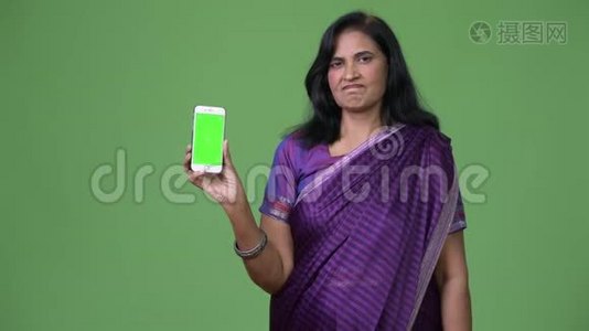 成熟美丽的印度女人展示电话视频