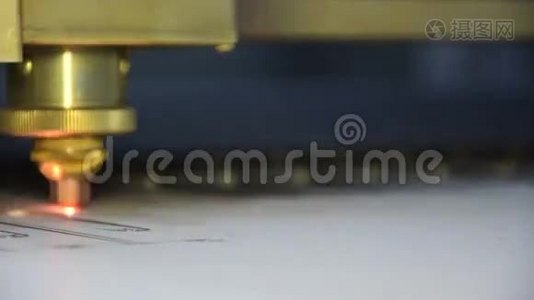 工业机器人激光切割机切割金属零件。 时间推移视频