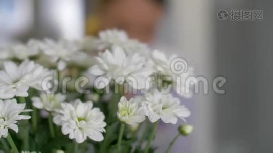 白花站在厨房的花瓶里..视频