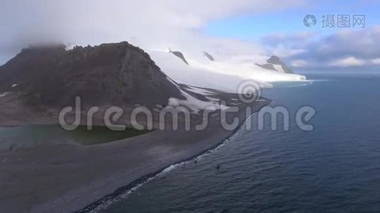 空中俯瞰覆盖着雪的群山。 安德列夫。视频