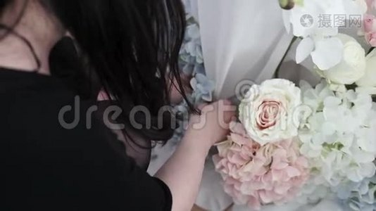 年轻女子用鲜花装饰聚会视频