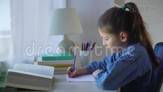 小女孩在桌子上做作业视频