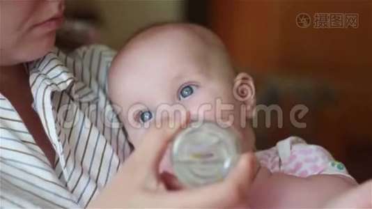 美丽的妈妈用瓶子喂宝宝视频