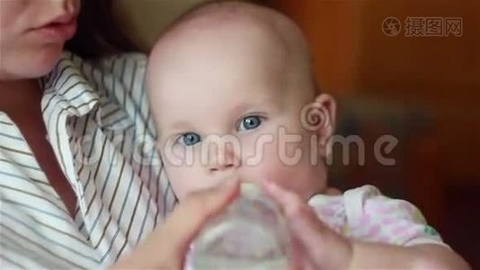美丽的妈妈用瓶子喂宝宝视频