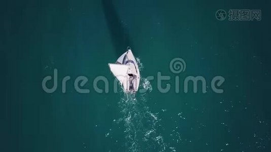 孤帆船犁海，航拍.. 无人驾驶飞机上的游艇。视频