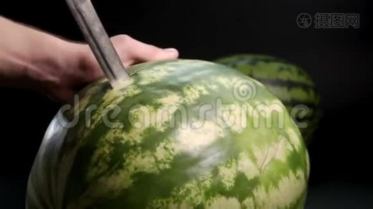 人的手切着巨大的西瓜.视频
