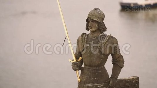 捷克共和国，布拉格。 查尔斯桥上的骑士布伦维克雕像。 著名的地标视频