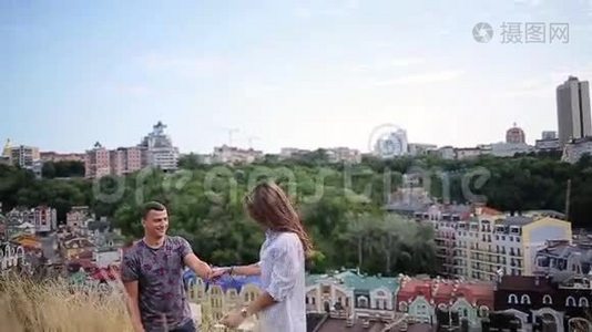 两人手牵手在城市的背景下视频