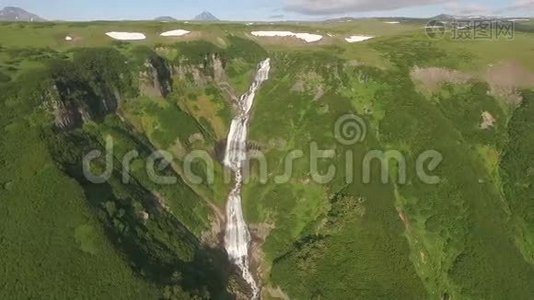 瀑布河天堂树。 在大瀑布上一览无遗视频